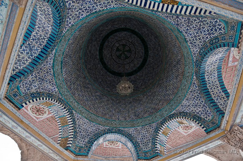 20100408_095734 D3.jpg - Inner dome, Dome of the Chain, the 13th century tiling is said to surpass even the tiling of the Dome of the Rock